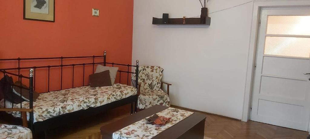 Family 4 rooms apartment in house with garden - 458