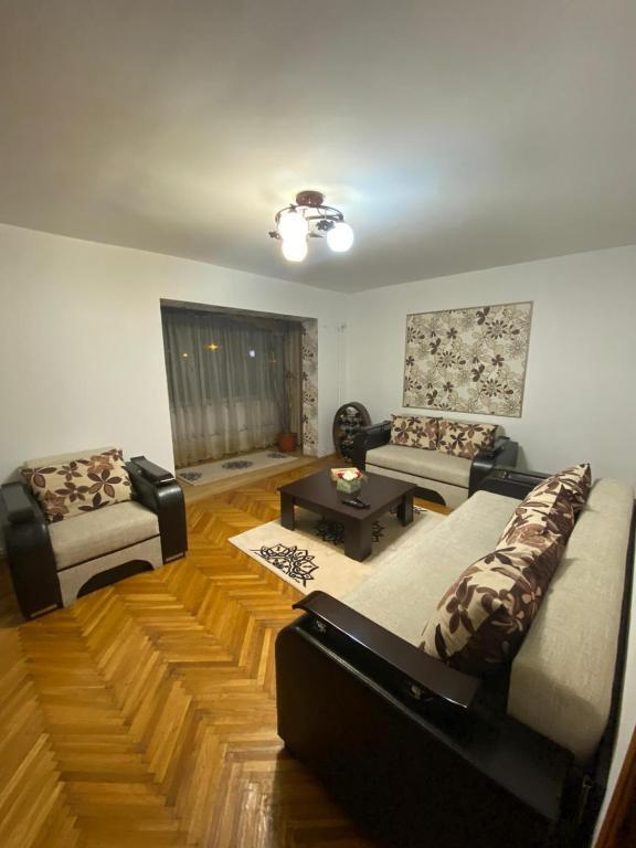 Friend's House - 953