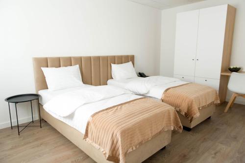FRIENDS RESIDENCE Apartments - 927