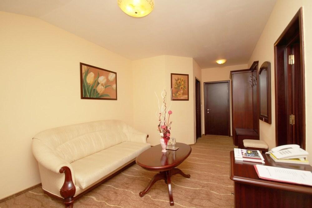 Hotel Astoria - 200