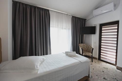 Hotel Cristian - 653