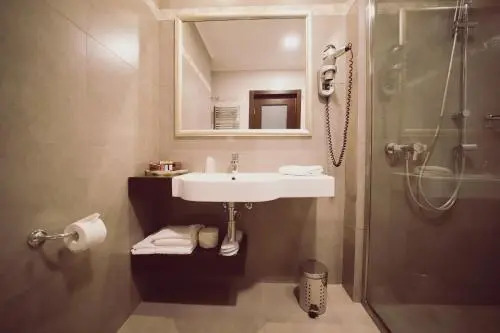 Helen Hotel - 765