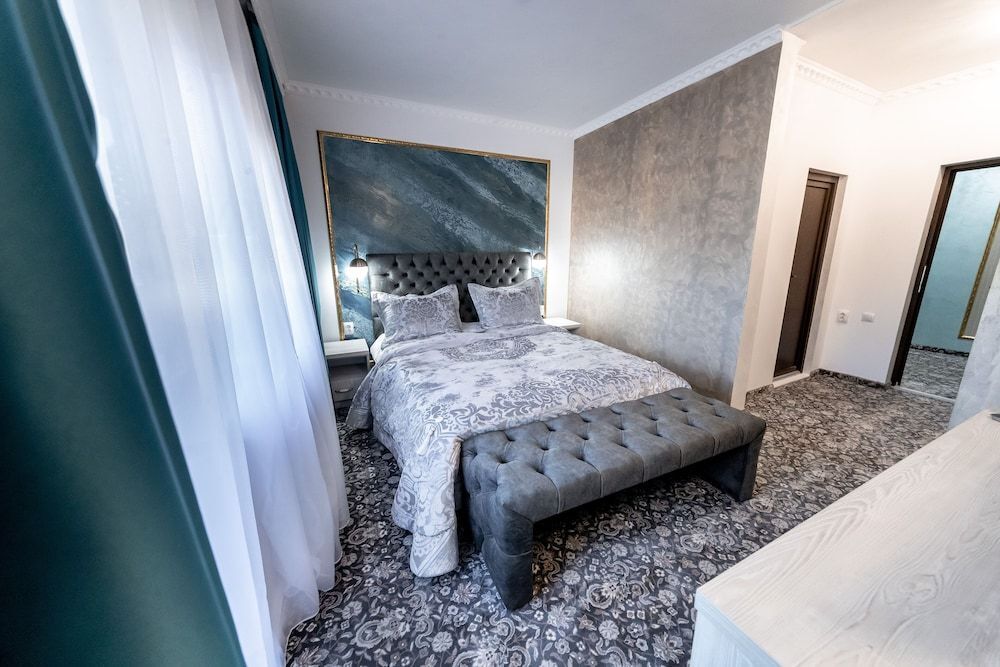 Suru Hotel & Restaurant - 639