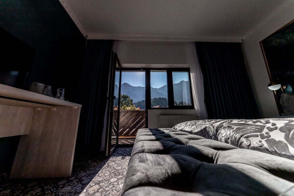 Suru Hotel & Restaurant - 653