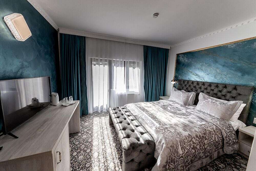 Suru Hotel & Restaurant - 748