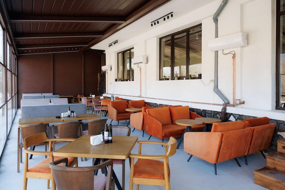 Suru Hotel & Restaurant - 737