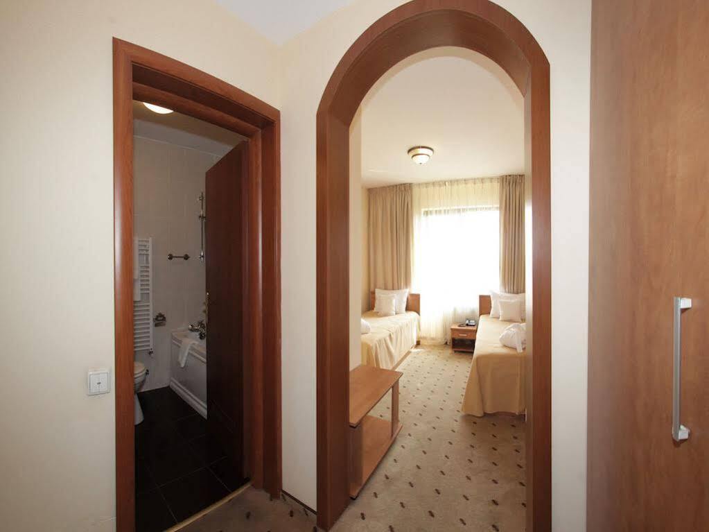 Hotel Oscar - 961