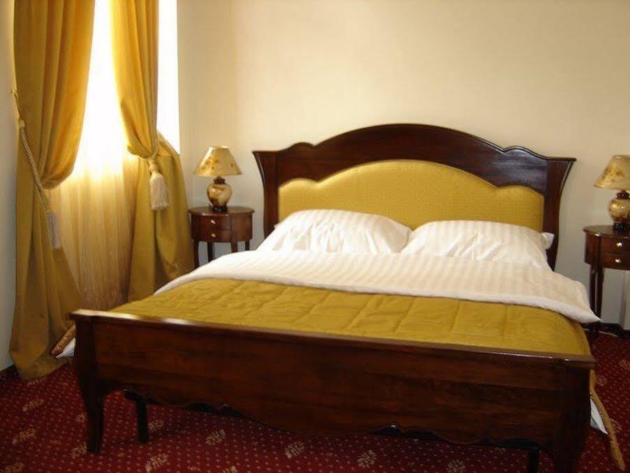 Hotel Roxy & Maryo - 832