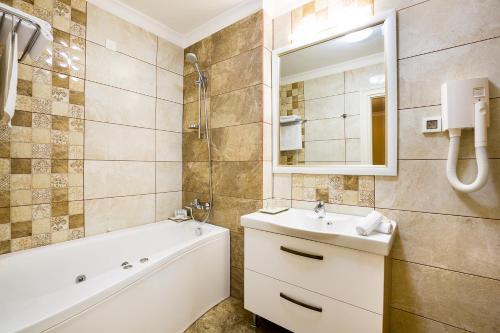 Hotel Saint Germain - 698