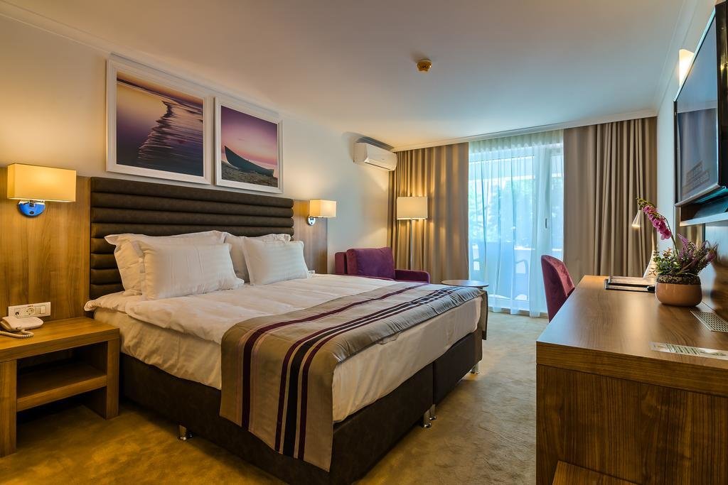 Hotel Saturn - 921