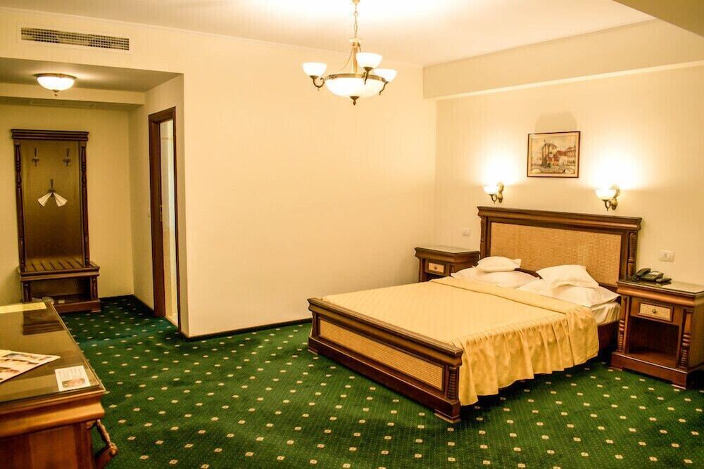 Victoria Hotel - 967