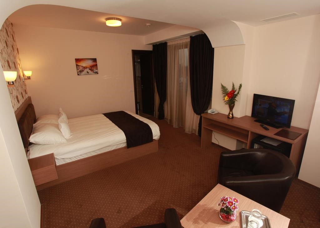 West Plaza Hotel - 627