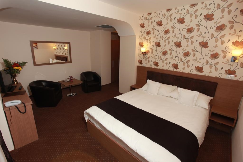West Plaza Hotel - 645