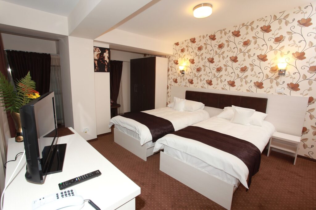 West Plaza Hotel - 571