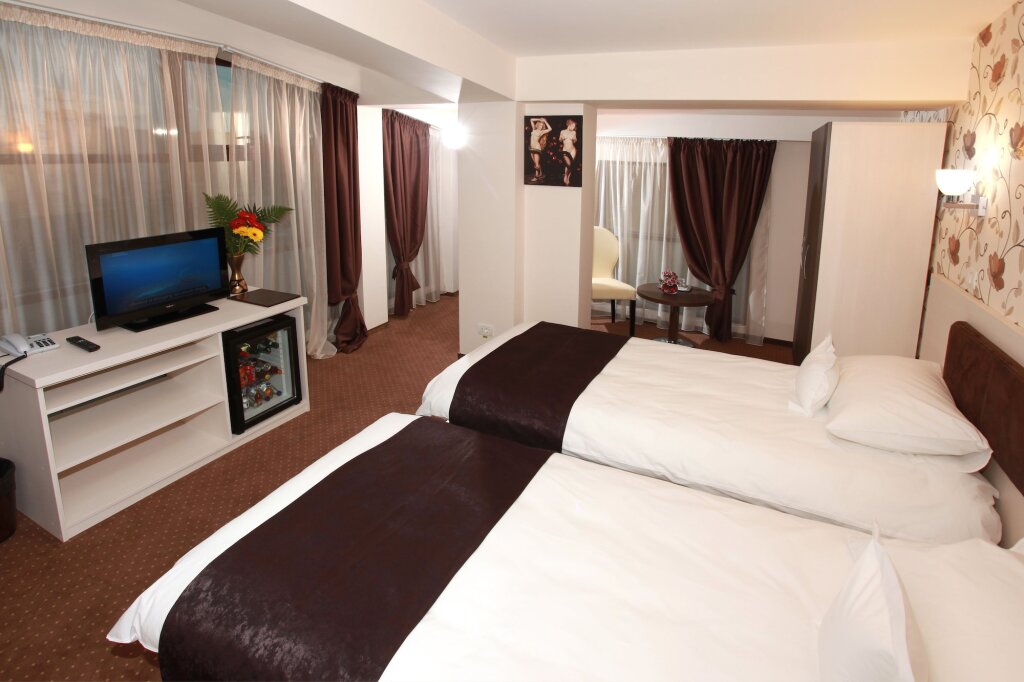 West Plaza Hotel - 962