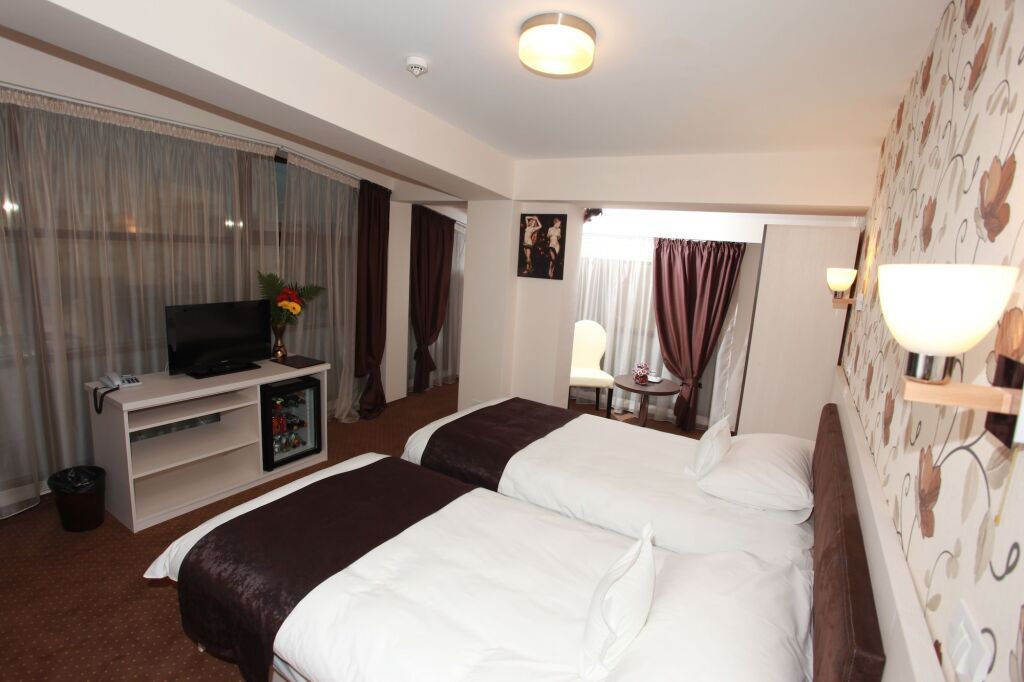 West Plaza Hotel - 679