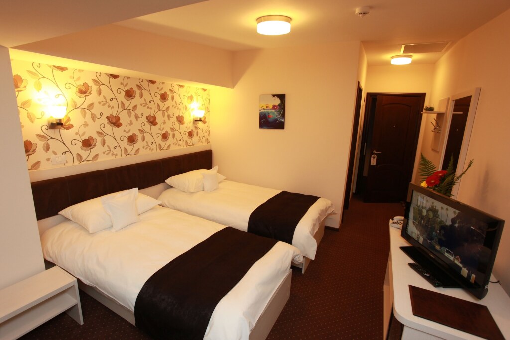 West Plaza Hotel - 884