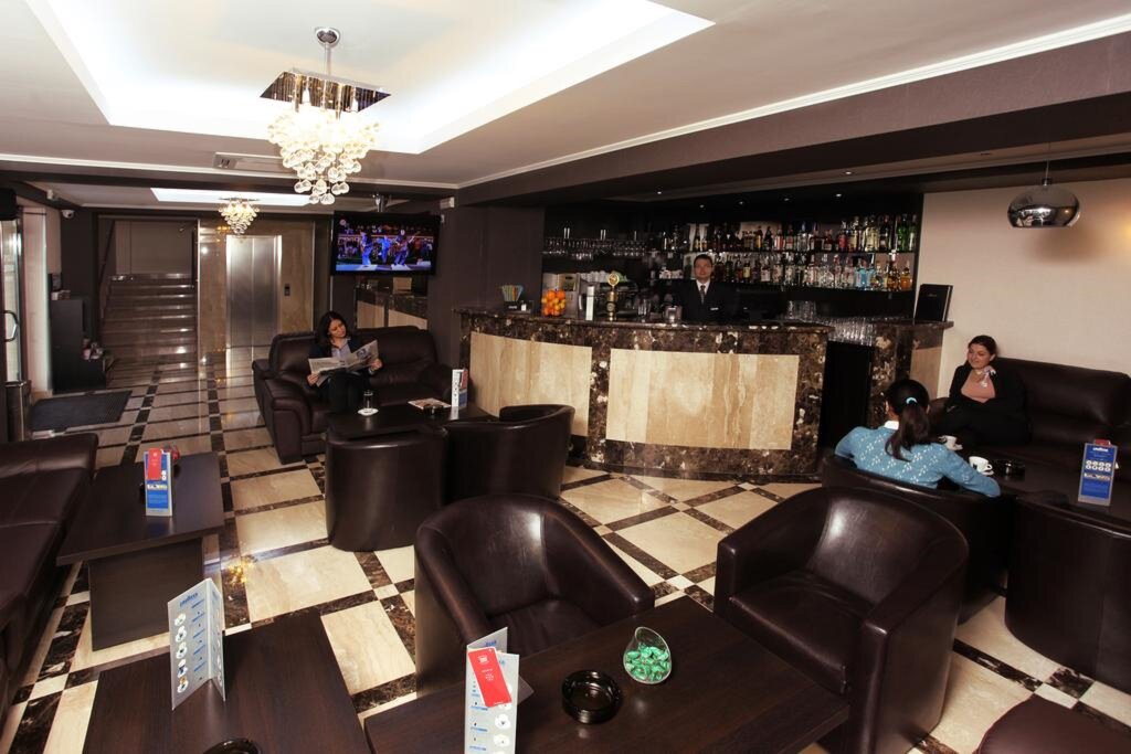 West Plaza Hotel - 956