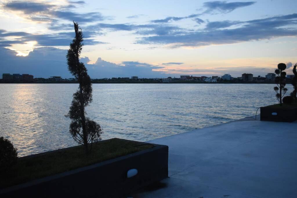 Apartment By The Lake with a View - 987