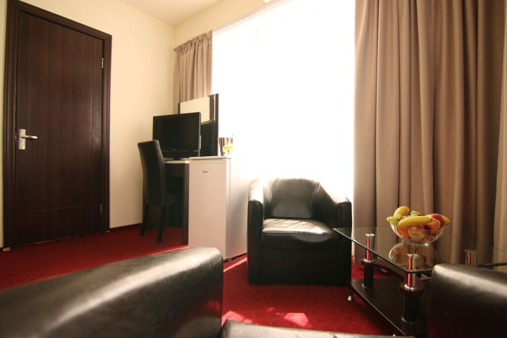 Lina Hotel - 810
