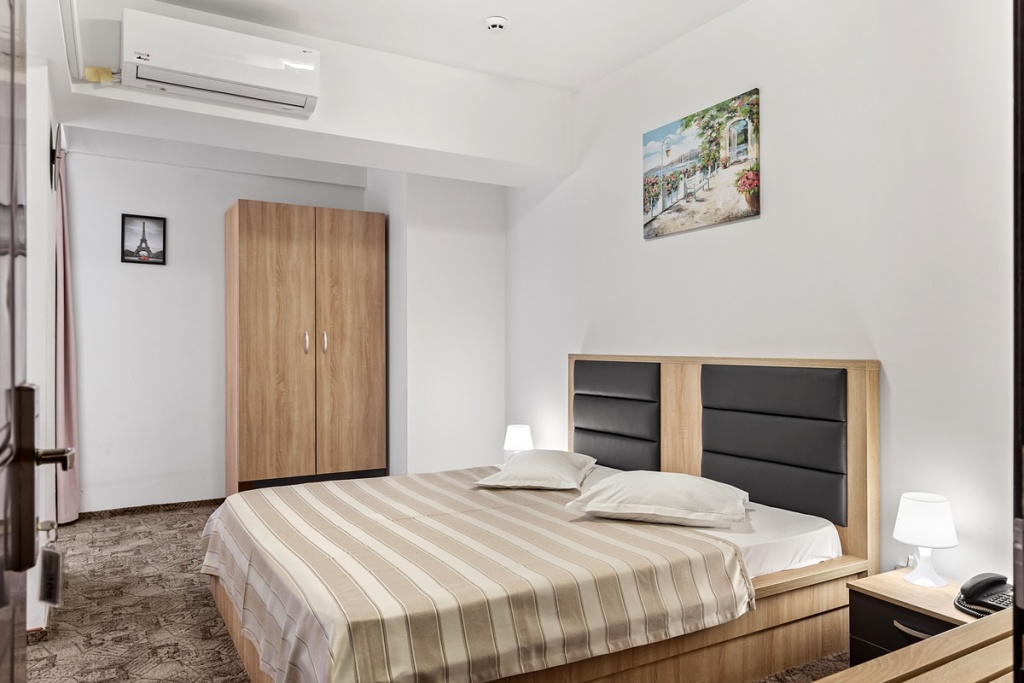 Lina Hotel - 738
