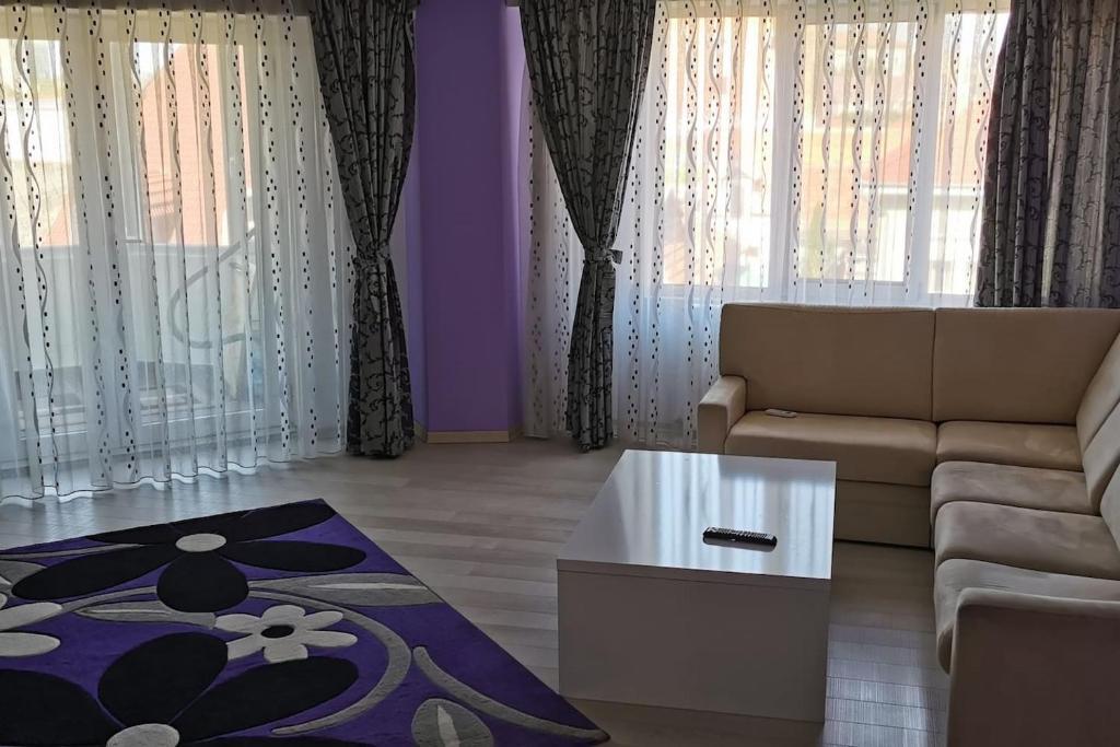 Luxury apartment with two bedrooms and large living room, 100 square meters, city center - 475