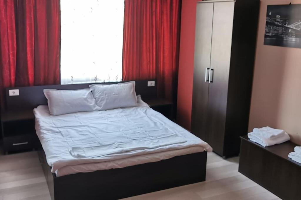Luxury apartment with two bedrooms and large living room, 100 square meters, city center - 912