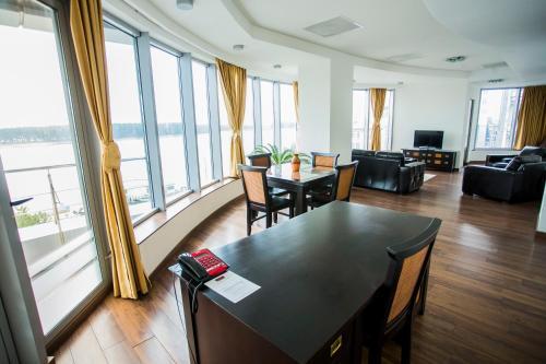 Hotel Navrom River - 667
