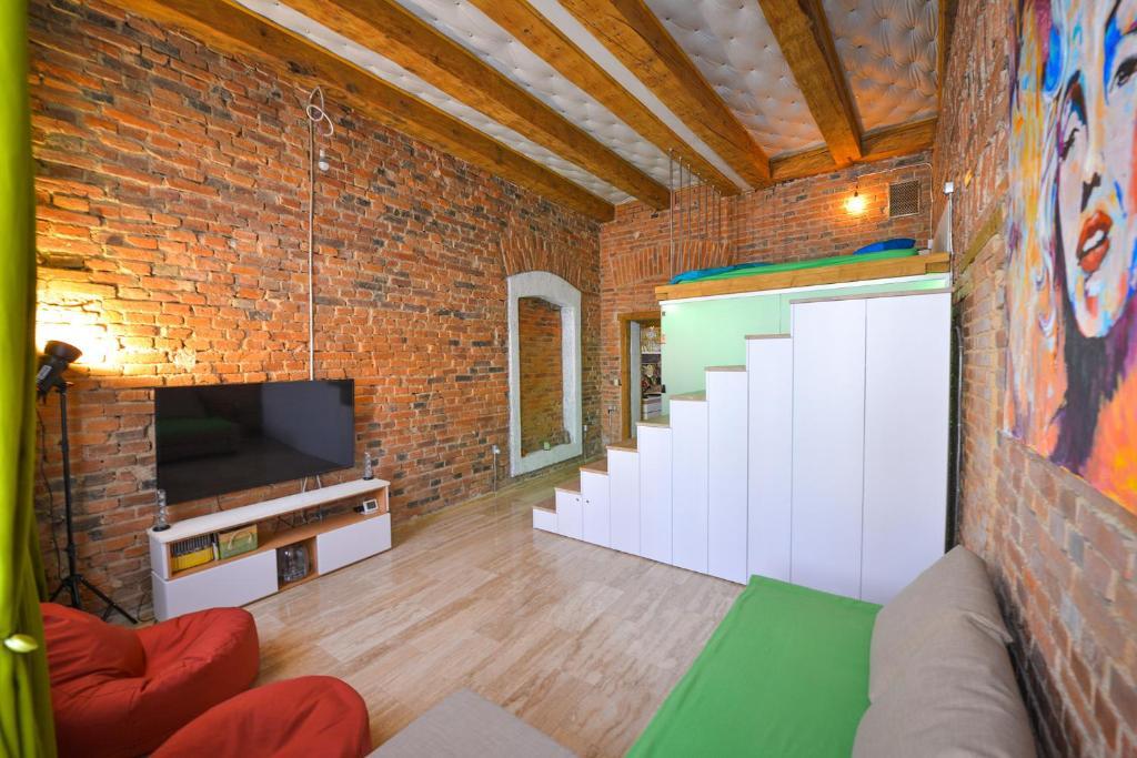 Michael Weiss Apartment - 168