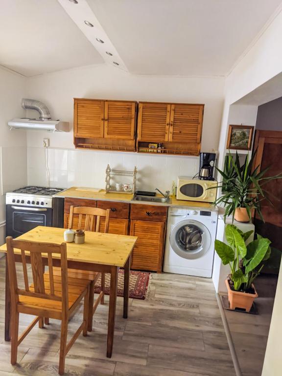 Moss's Lovely Studio - 762