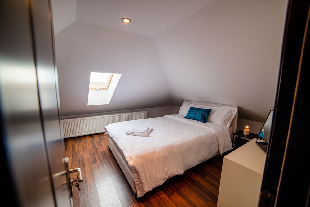 Niagara Apartments - 806