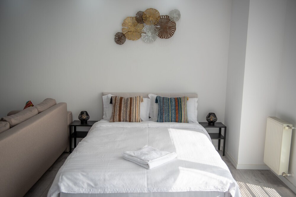Niagara Apartments - 757