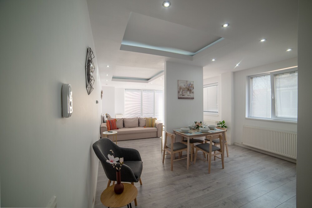 Niagara Apartments - 452
