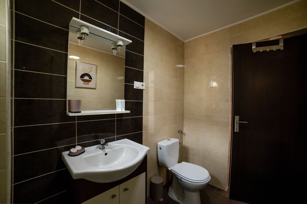 Niagara Apartments - 838