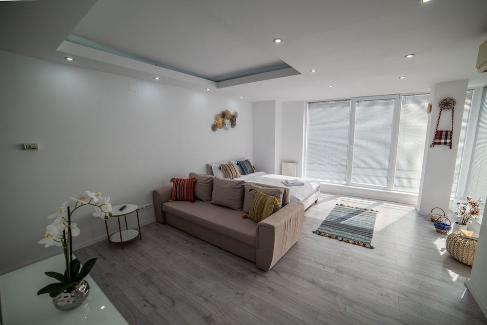 Niagara Apartments - 875