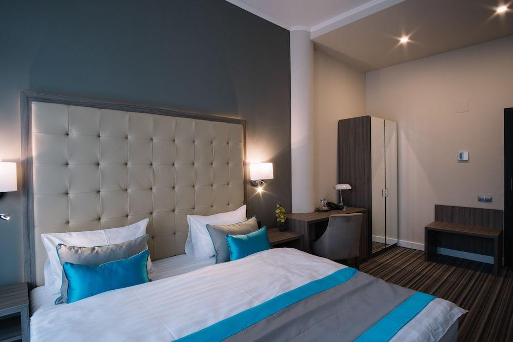 Norm Hill Hotel - 493