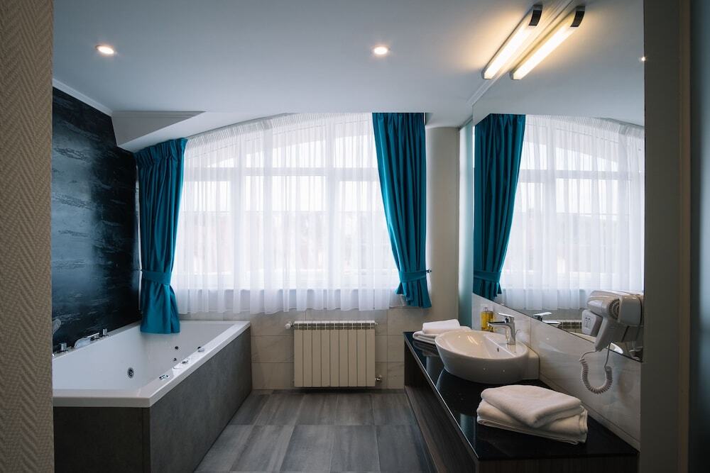 Norm Hill Hotel - 942