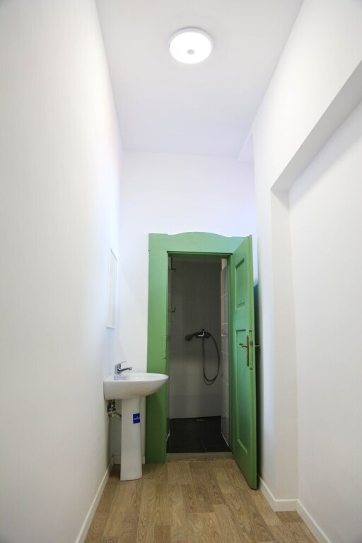 Old Downtown Hostel - 810
