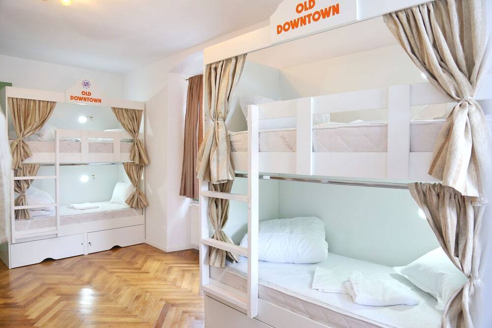 Old Downtown Hostel - 757