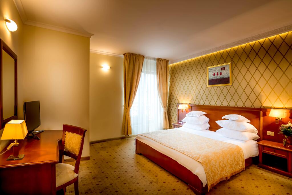 Opera Plaza - 982