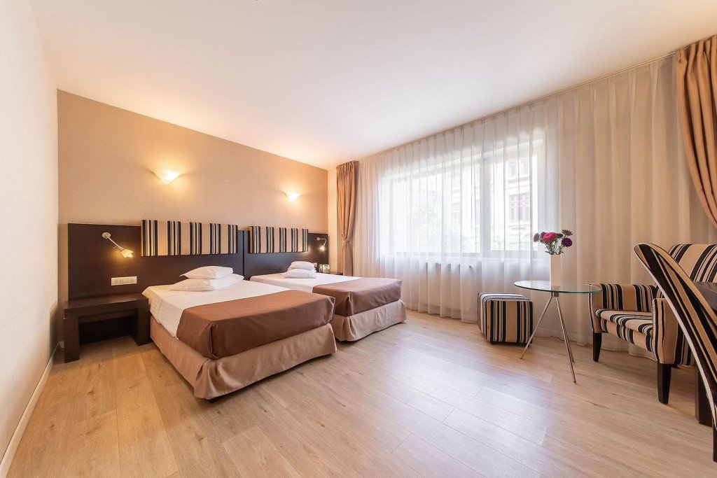 Parliament Hotel - 718