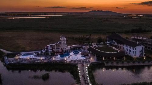 Peninsula Resort - 732
