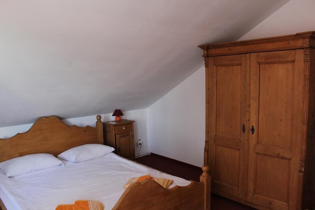 Casa langa rau - 451