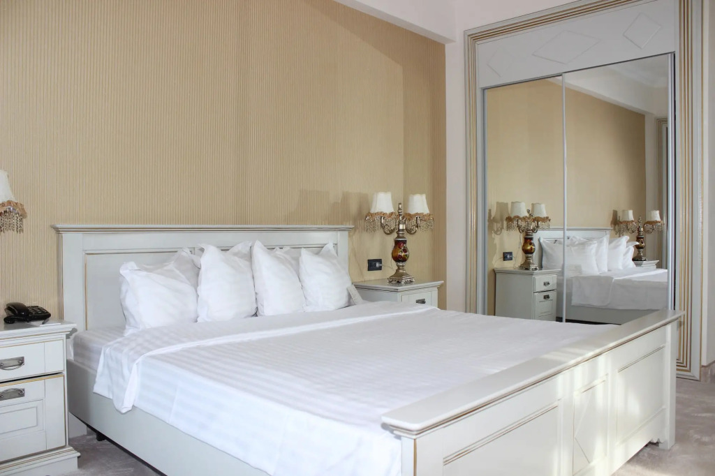 Phoenicia Grand Hotel - 505
