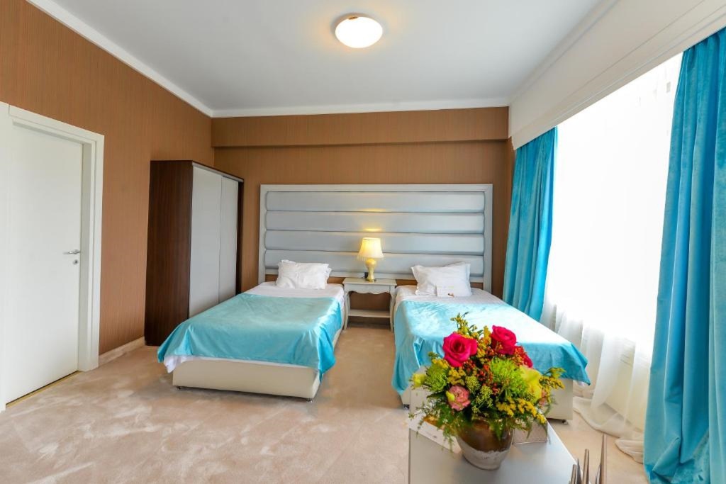 Phoenicia Grand Hotel - 992