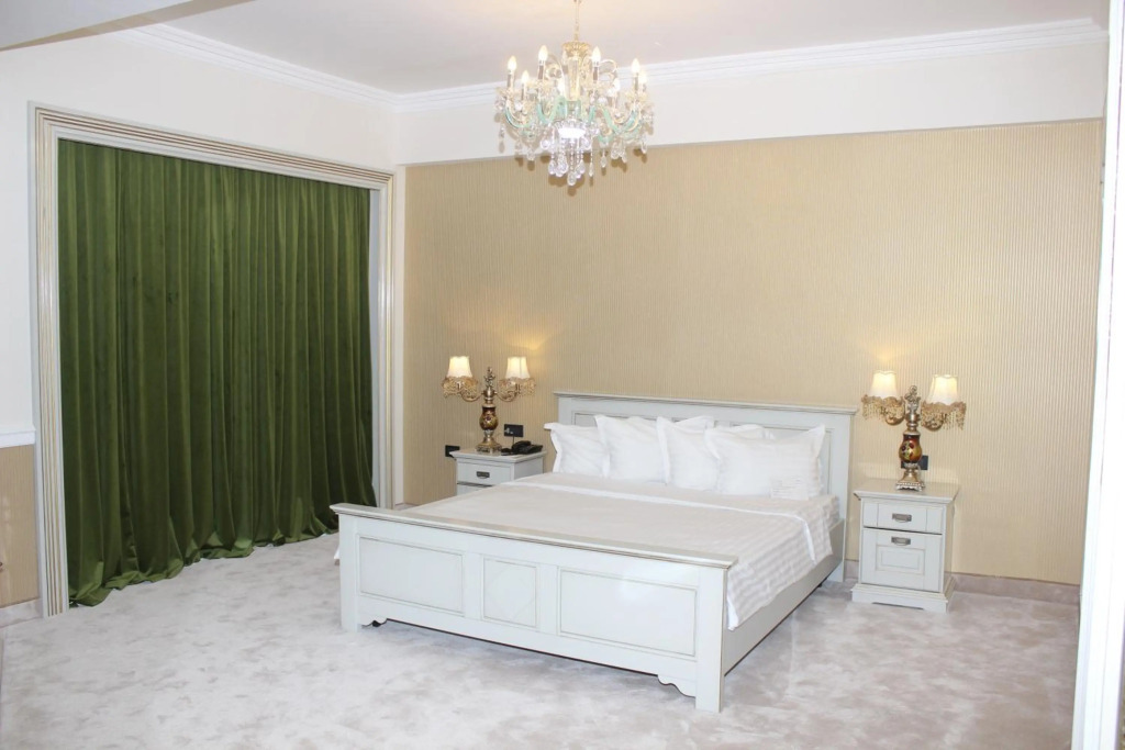 Phoenicia Grand Hotel - 881