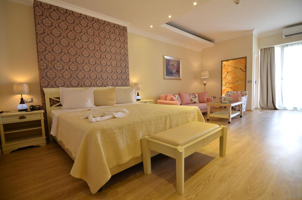 Phoenicia Luxury - 826