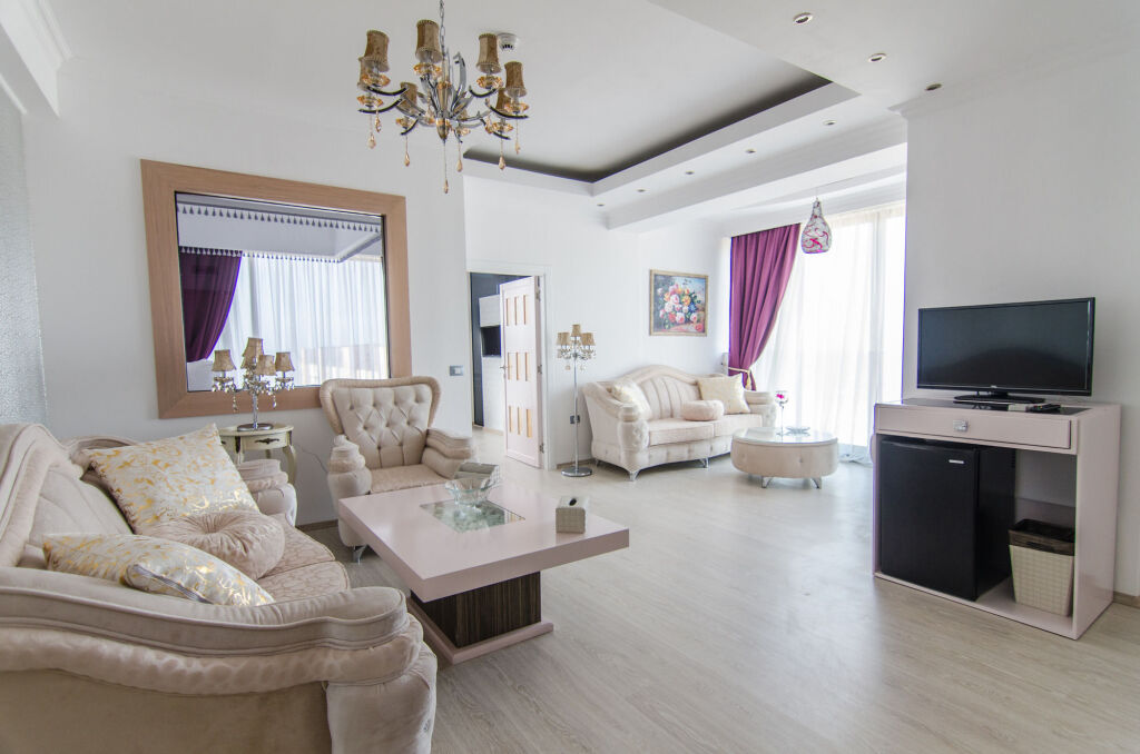 Phoenicia Luxury - 330