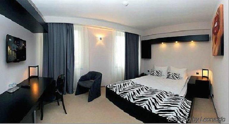 Plaza V Executive Hotel - 938
