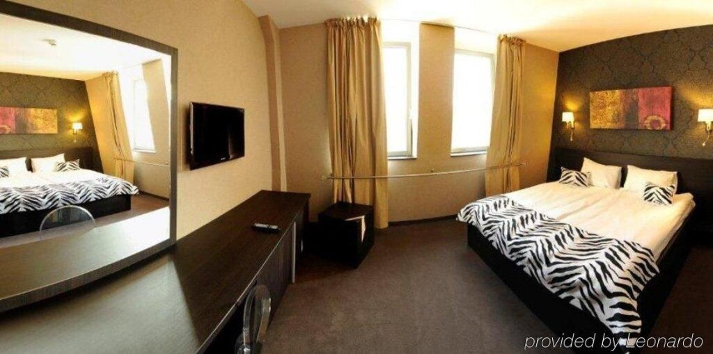 Plaza V Executive Hotel - 853